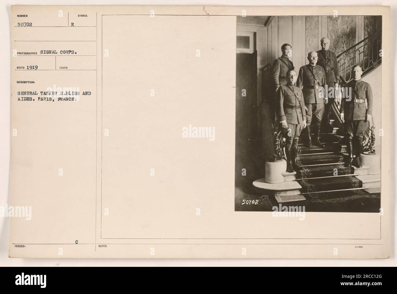 Il generale Tasker H. Bliss e i suoi assistenti a Parigi, in Francia, durante la prima guerra mondiale. Questa fotografia è stata scattata nel 1919 da un fotografo del Signal Corps. Sono mostrati in un contesto formale, forse discutendo strategie militari o operazioni di pianificazione. Foto Stock