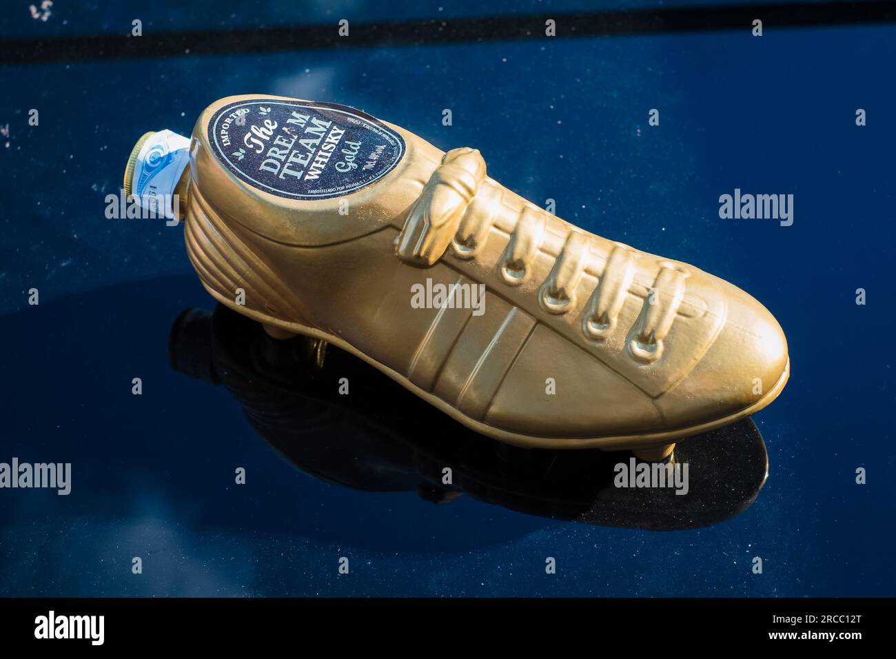 Tartu, Estonia - 8 luglio 2023: The Dream Team (Bota d'Or) Gold Whisky. Bottiglia regalo a forma di scarpa da calcio o da calcio Golden. Foto Stock
