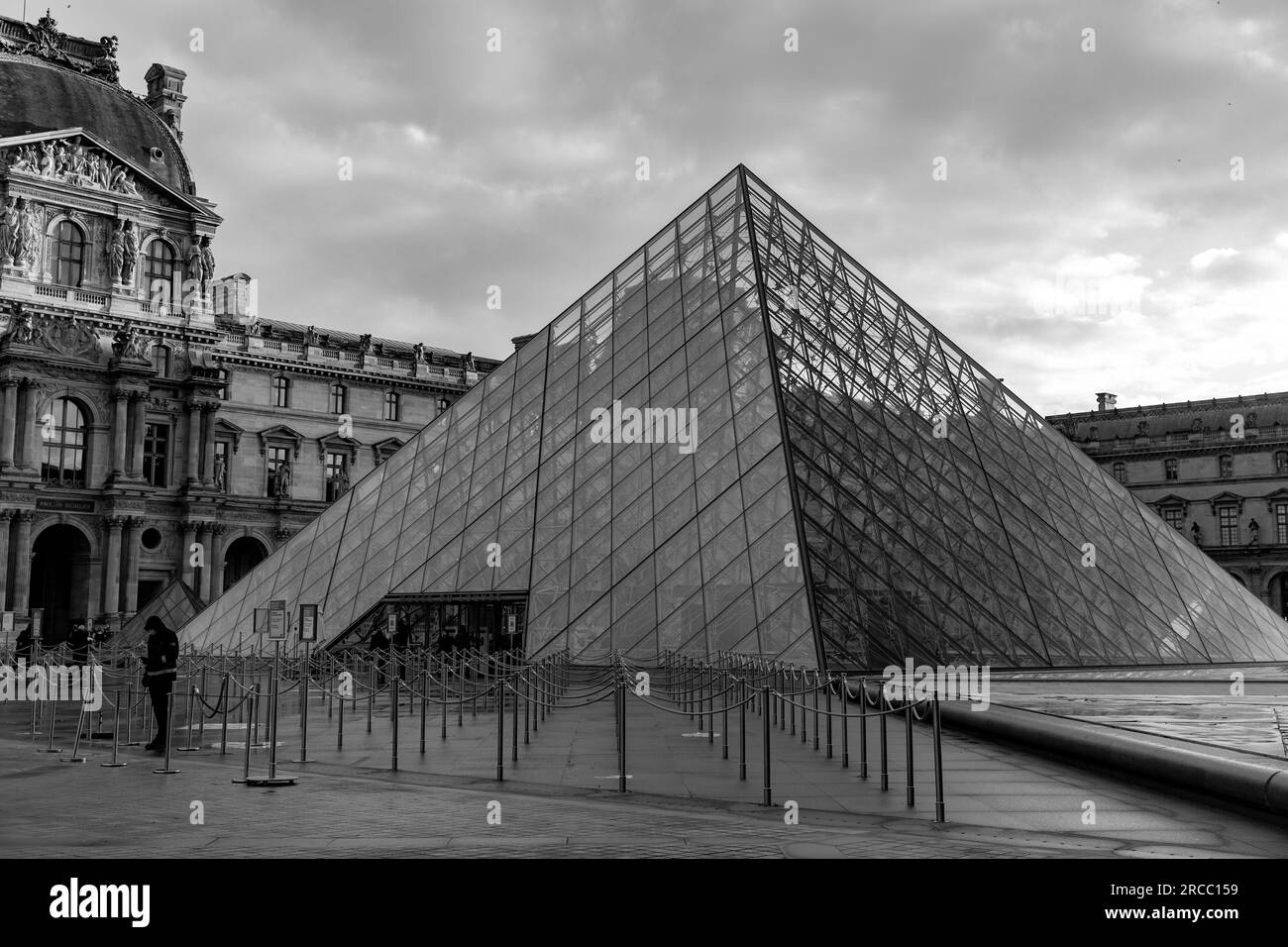 Parigi, Francia - 20 GENNAIO 2022: La piramide di vetro del Museo del Louvre, l'ingresso principale al famoso museo e alla galleria, completata nel 1989. Una bella vinta Foto Stock