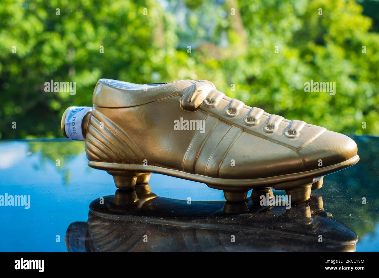 Tartu, Estonia - 8 luglio 2023: The Dream Team (Bota d'Or) Gold Whisky. Bottiglia regalo a forma di scarpa da calcio o da calcio Golden. Foto Stock