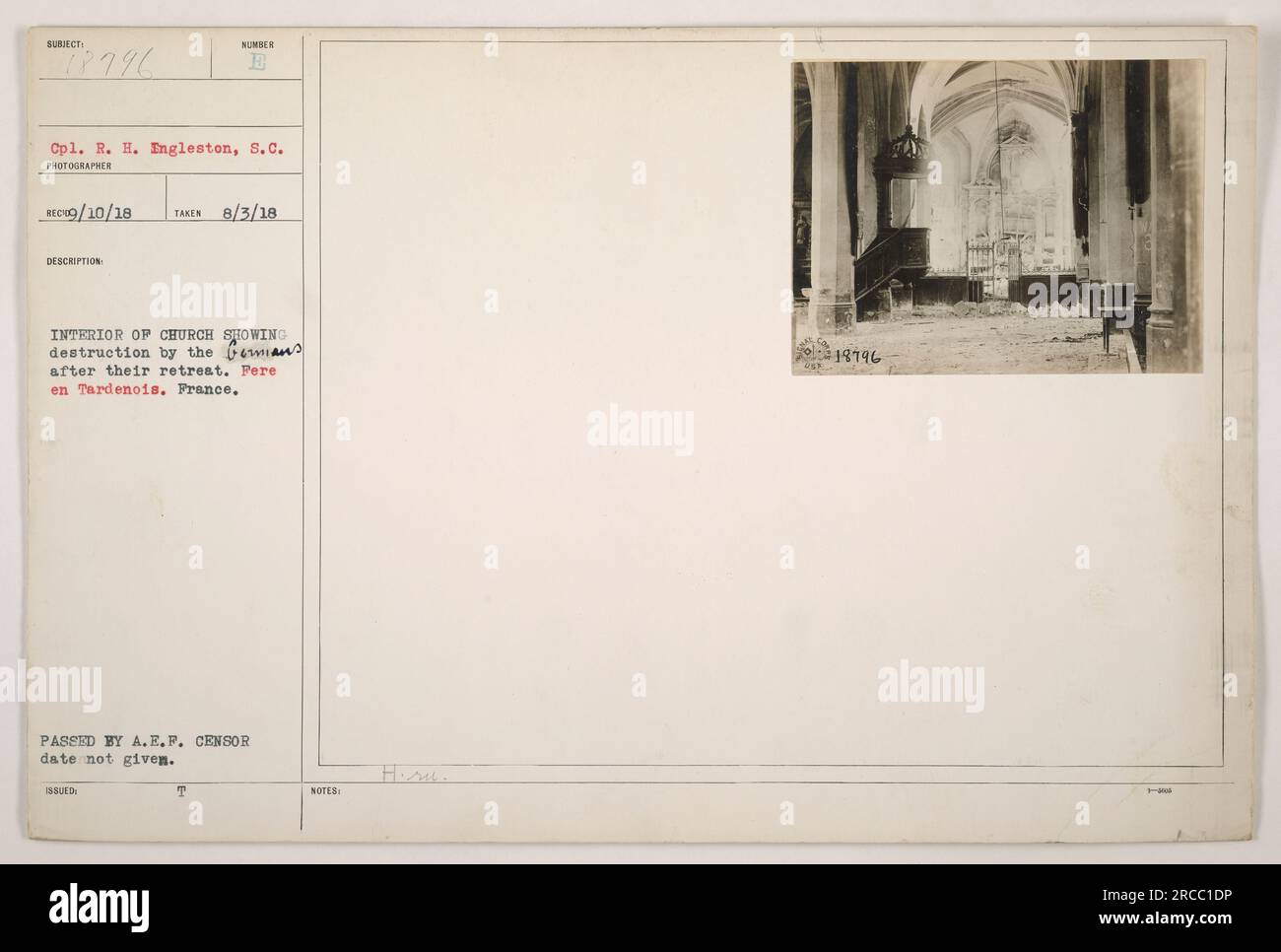 Interno di una chiesa abbandonata a Fere en Tardenois, in Francia, mostrando la distruzione causata dalle forze tedesche in ritirata. Questa foto mostra il caporale R.H. Engleston dal Signal Corps e fu presa il 3 agosto 1918. L'immagine è stata rivista e approvata dalla censura delle forze di spedizione americane. Foto Stock