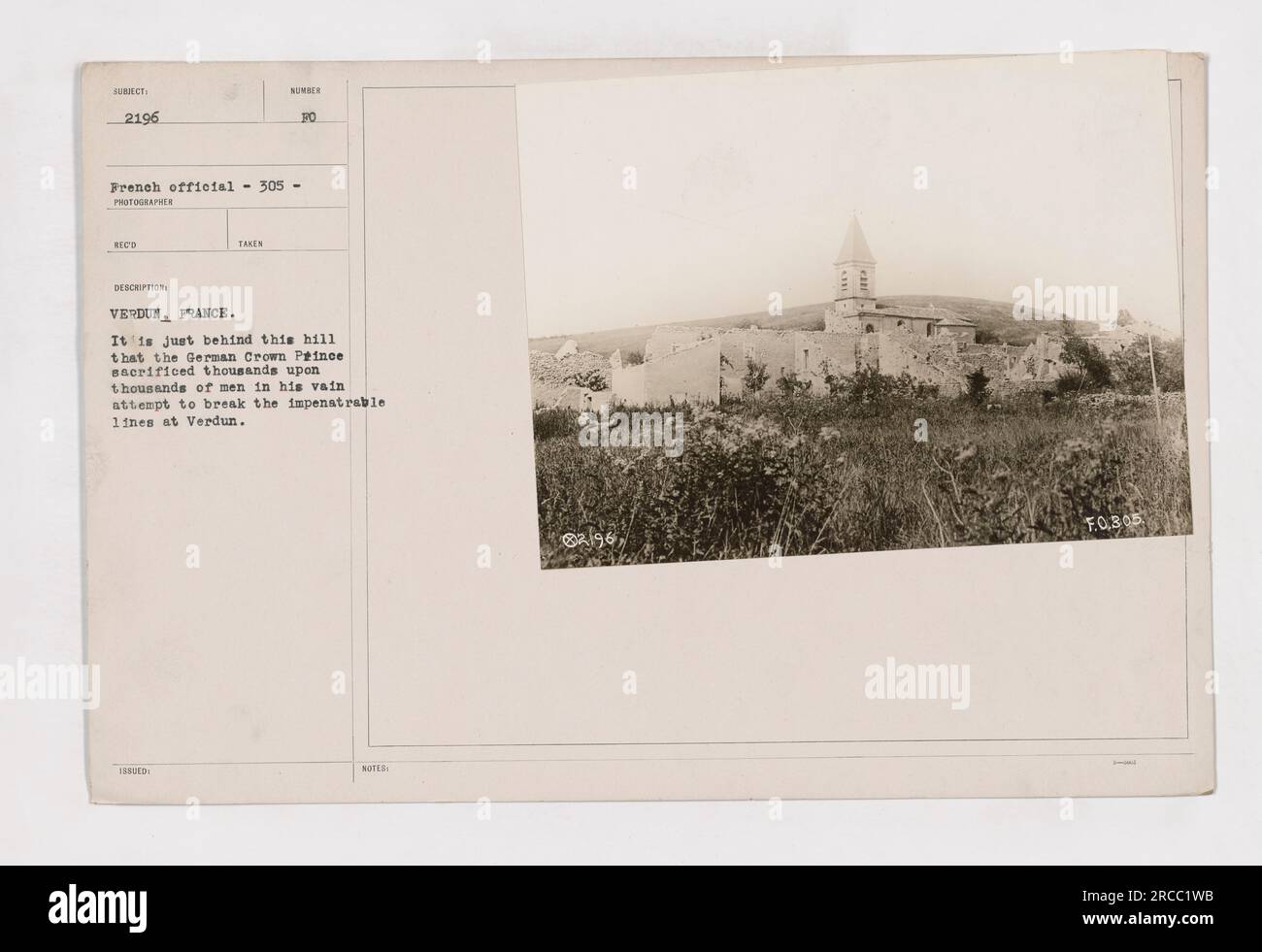 I soldati tedeschi marciano verso Verdun, una posizione strategica dove il principe ereditario tedesco guidò un tentativo fallito di rompere la linea impenetrabile durante la prima guerra mondiale. Il sacrificio di migliaia di uomini non portò a nessun guadagno per le forze tedesche. Foto Stock