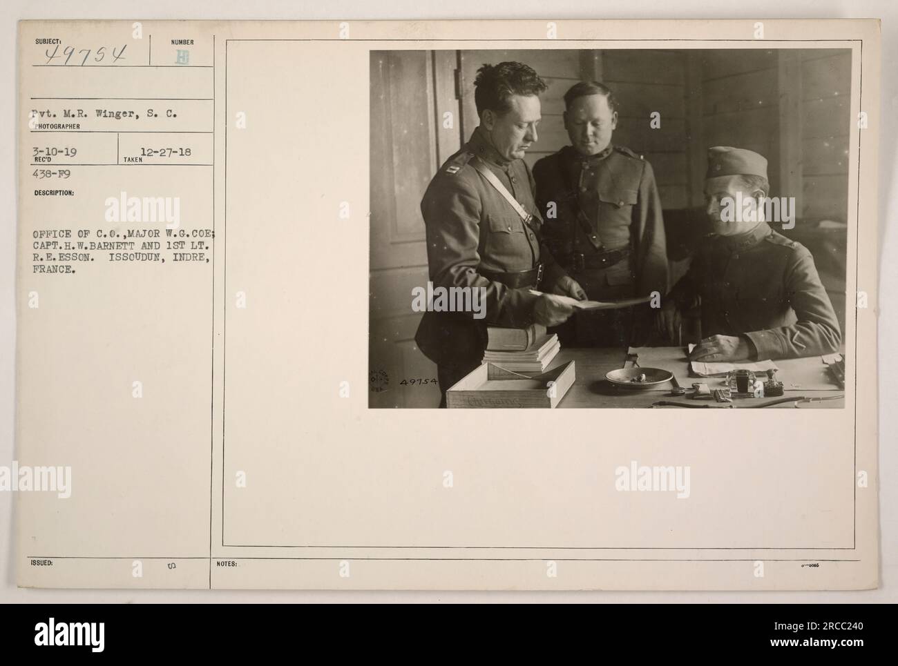 Ufficio del C.O. Maggiore W.G. CoE, Capt. H.W. Barnett, e il primo tenente R.E. Esson a Issoudun, Indre, Francia. La fotografia mostra Pvt. M.R. Winger del Signal Corps. Scattata il 10 marzo 1919, la fotografia è stata rilasciata il 27 dicembre 1918. L'immagine reca le note "49754 KARN". Foto Stock