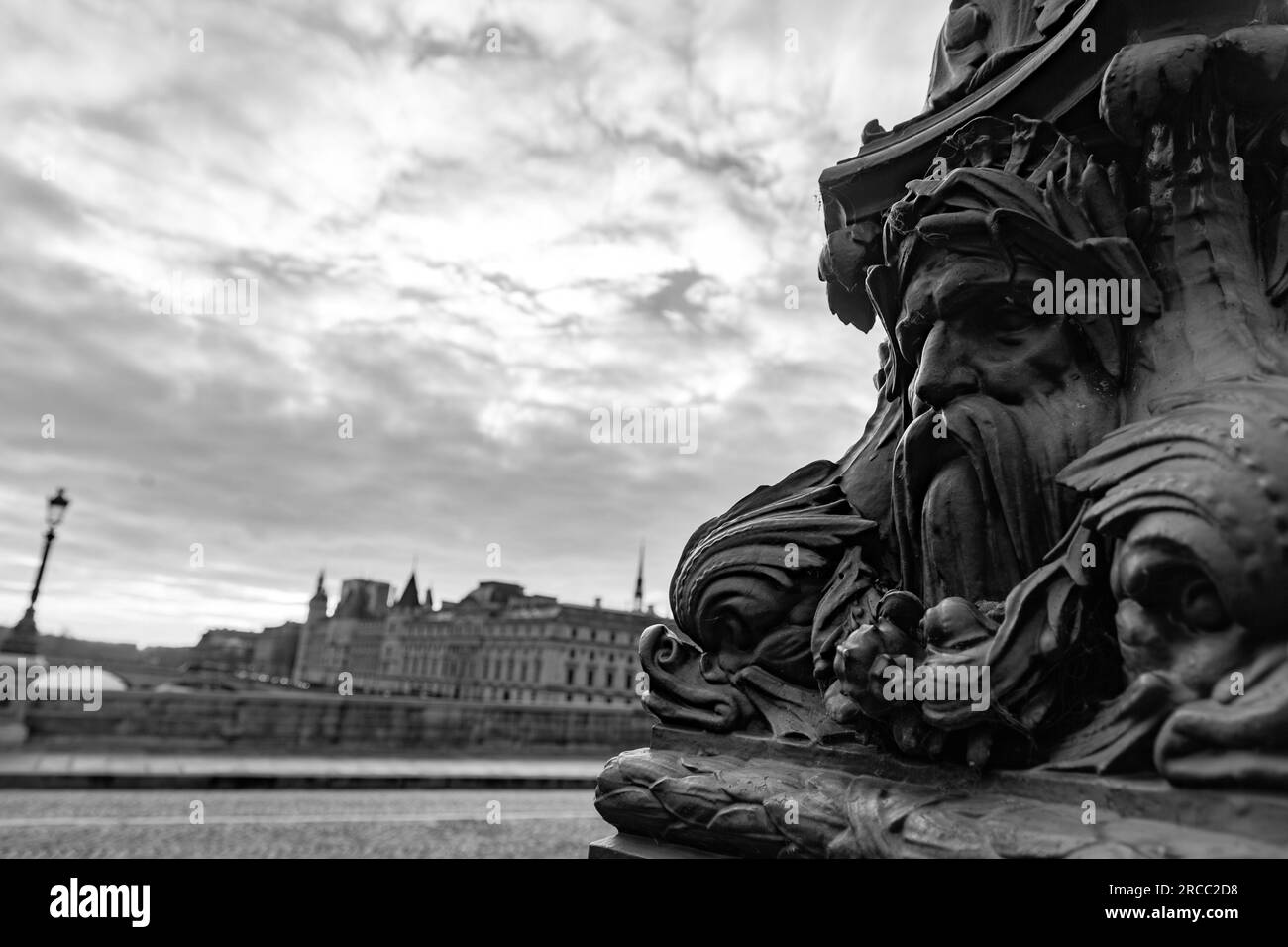 Ornamento decorativo in ghisa con volto umano, tipica lanterna su un ponte a Parigi, Francia. Foto Stock