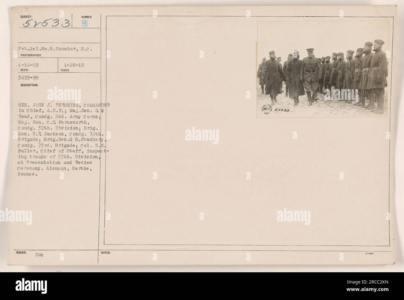 Il generale John J. Pershing, comandante in capo della A.E.F, insieme ad altri ufficiali militari, viene visto ispezionare le truppe della 37th Division durante una cerimonia di presentazione e revisione. La cerimonia si è svolta ad Alencon, Sarthe, in Francia. Questa foto è stata scattata il 14 aprile 1919 da Pvt.lel.WM.B.Gunshor. La descrizione menziona i vari ufficiali comandanti e funzionari presenti durante l'ispezione. Foto Stock