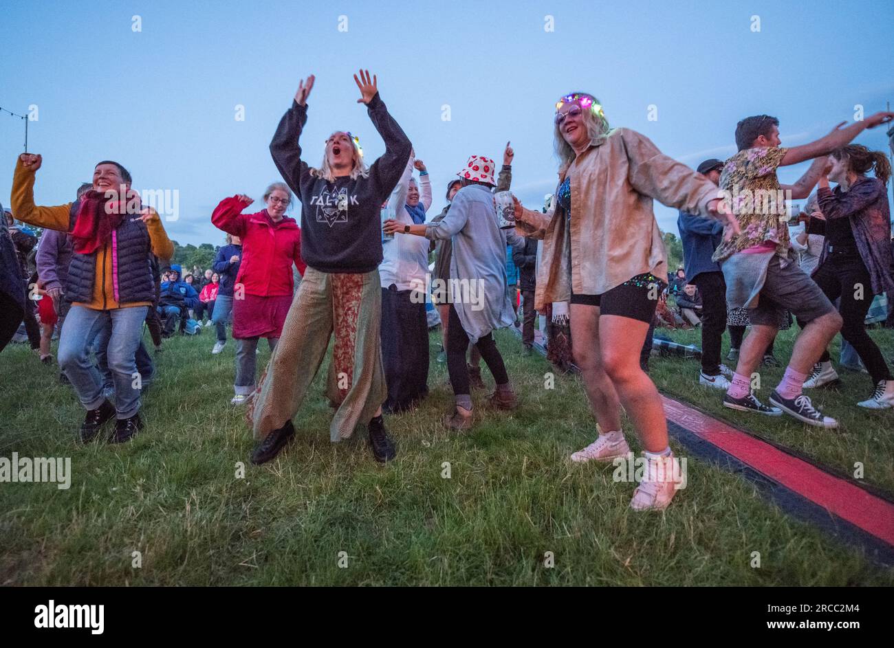 Il pubblico e i fan del festival si godono la musica dal vivo al 16° festival di musica folk e Roots GTSF, Southwell, Inghilterra. Foto Stock