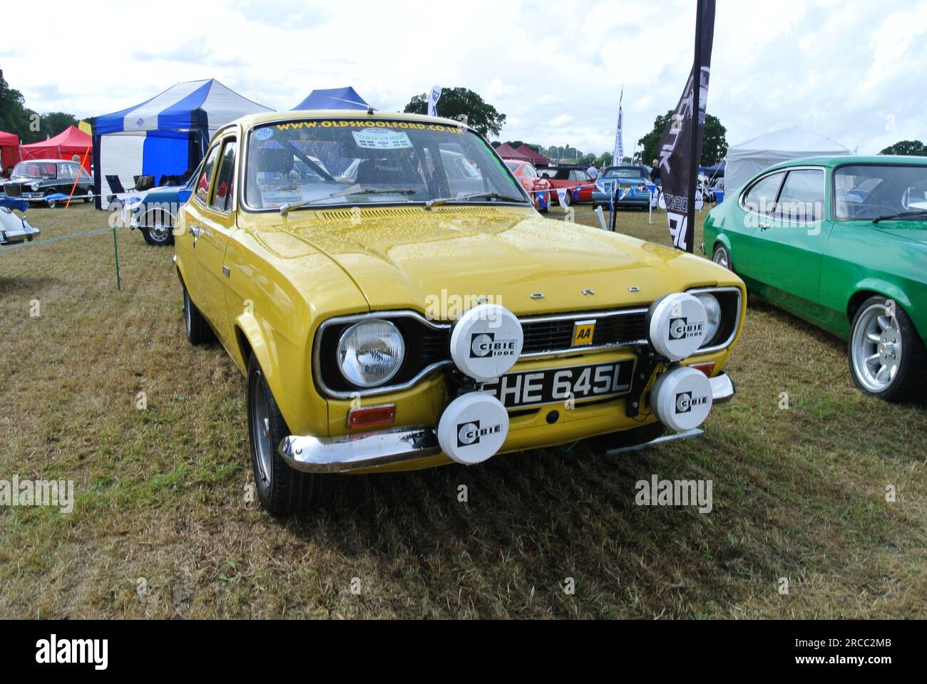 Un 1972 Ford Escort Mk1 parcheggiato in mostra al 47th storico veicolo che raccoglie auto mostra classica, Powderham, Devon, Inghilterra, Regno Unito. Foto Stock