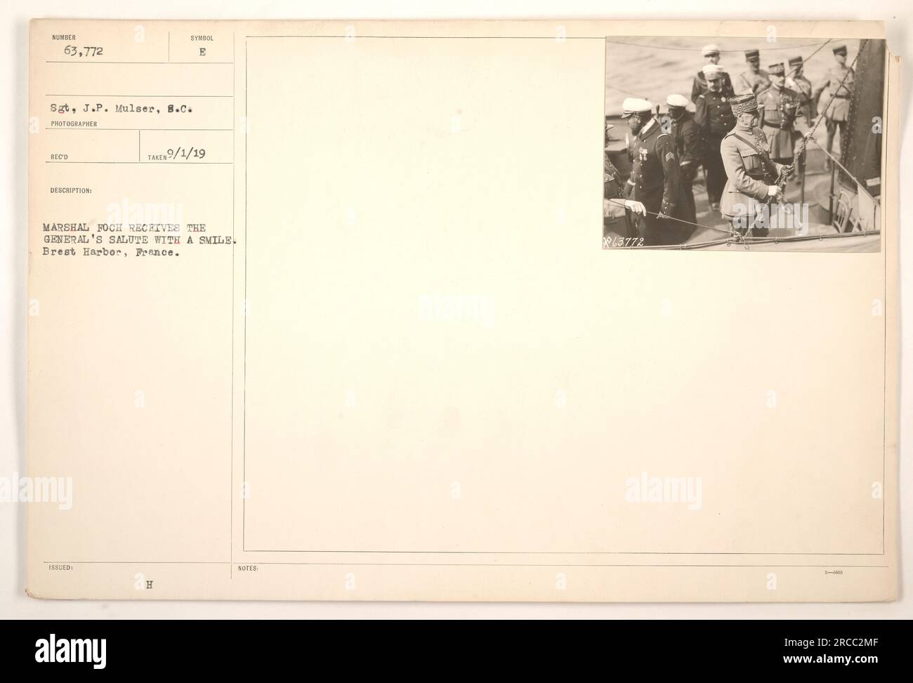 Il maresciallo Foch riceve un saluto da un generale e risponde con un sorriso a Brest Harbor, in Francia. Questa foto è stata scattata dal sergente J.P. Mulaer il 1° settembre 1919. La descrizione include il codice "SYMBOL B ISSUED" e la foto è numerata come 63.772 nella collezione SC Photographer Reco. Non vengono fornite note aggiuntive. Foto Stock