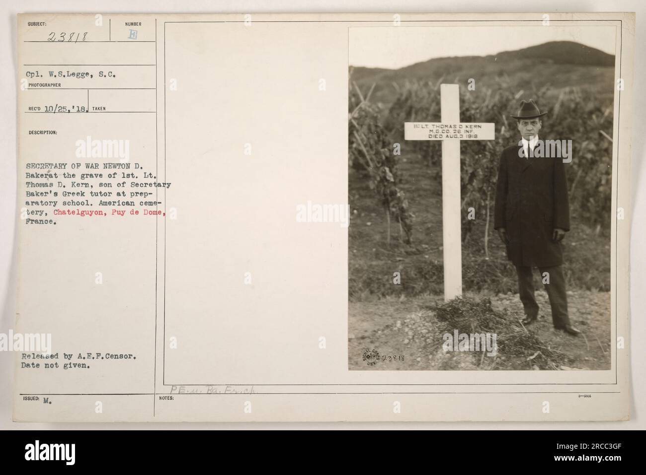 Il Segretario alla Guerra Newton D. Baker visitò la tomba del primo tenente Thomas D. Kern, il cui padre era il tutore greco di Baker. La foto è stata scattata al cimitero americano di Chatelguyon, Puy de Dome, Francia. Il tenente Kern ha prestato servizio nella M.C.CO. 20 INF. E morì il 3 agosto 1918. Foto rilasciata da A.E.F. Censore, la data della foto è sconosciuta. Foto Stock