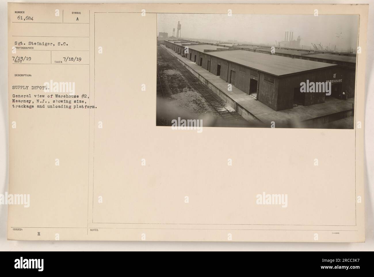 Vista generale del magazzino n. 2 a Kearney, New Jersey, che mostra le sue grandi dimensioni, i suoi binari e la piattaforma di scarico. L'immagine è stata scattata il 18 luglio 1919 dal sergente Steiniger, S.C. Fa parte di una serie di fotografie che documentano le attività militari americane durante la prima guerra mondiale. Foto Stock