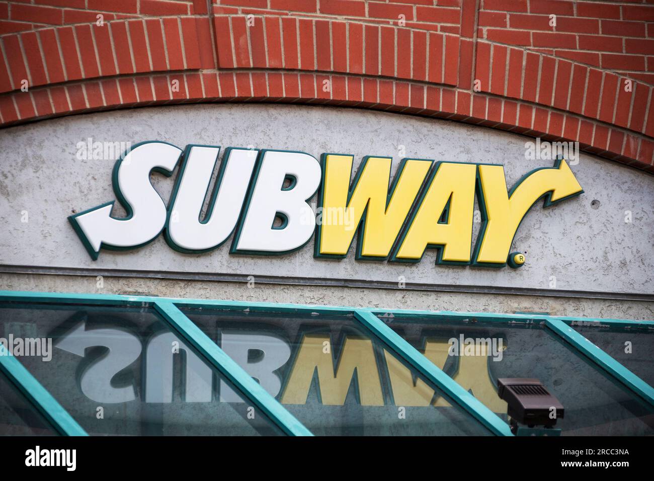 BANFF, CANADA - 5 LUGLIO 2023: Cartello della metropolitana sulla trafficata Banff Avenue ad Alberta, Canada. Si tratta di un fast food americano multinazionale f Foto Stock