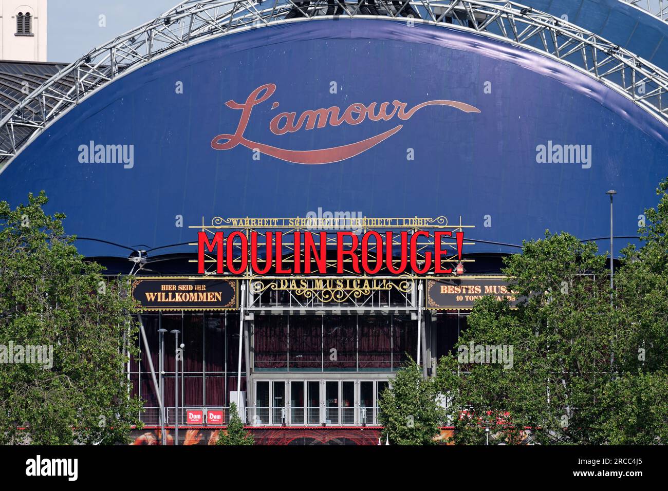 Colonia, Germania 13 luglio 2023: La famosa cupola musicale blu nella città vecchia di colonia con pubblicità per il musical moulin rouge Foto Stock