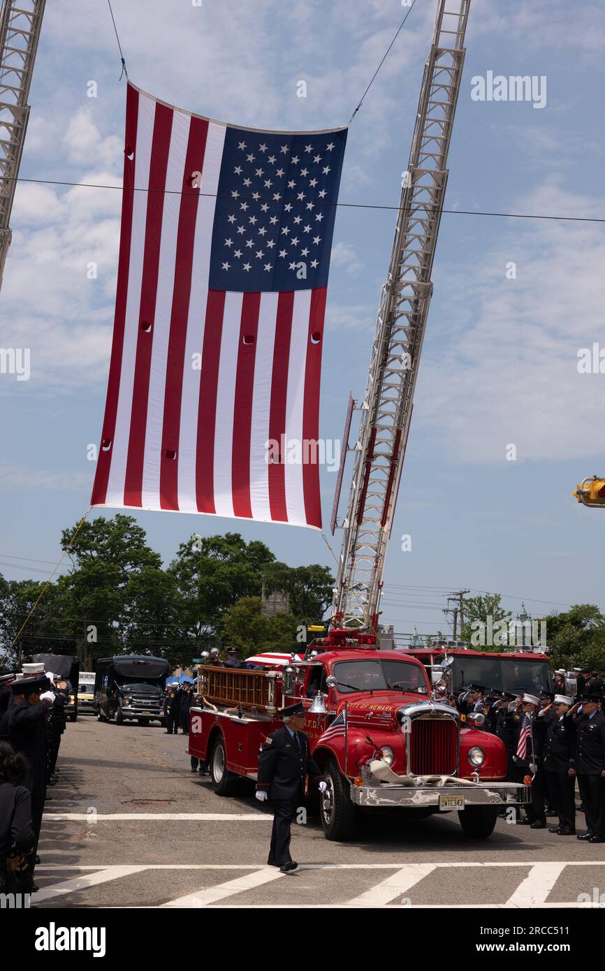 Newark, New Jersey, USA. 13 luglio 2023. I vigili del fuoco e i primi soccorritori provenienti da Newark, New Jersey e dalla regione Mid-Atlantic sono mostrati durante il funerale del pompiere di Augusto Acabou presso la Basilica Cattedrale dei Sacri cuori a Newark, New Jersey Acabou è stato uno dei due vigili del fuoco di Newark morti in servizio nel tentativo di estinguere il fuoco, che ha bruciato per quasi una settimana, sulla nave mercantile italiana a Port Newark a Newark, New Jersey (Credit Image: © Brian Branch Price/ZUMA Press Wire) SOLO PER USO EDITORIALE! Non per USO commerciale! Foto Stock