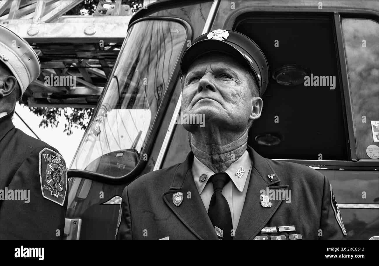 Newark, New Jersey, USA. 13 luglio 2023. Il Fireman Converse di New York si trova all'attenzione durante la processione funebre di Augusto Acabou, combattente dei vigili del fuoco caduto di Newark, presso la Basilica Cattedrale dei Sacri cuori, dopo il suo servizio funebre a Newark, NJ Acabou è stato uno dei due vigili del fuoco di Newark morti in servizio nel tentativo di estinguere il fuoco, che ha bruciato per quasi una settimana, sulla nave mercantile italiana a Port Newark a Newark, New Jersey (Credit Image: © Brian Branch Price/ZUMA Press Wire) SOLO PER USO EDITORIALE! Non per USO commerciale! Foto Stock