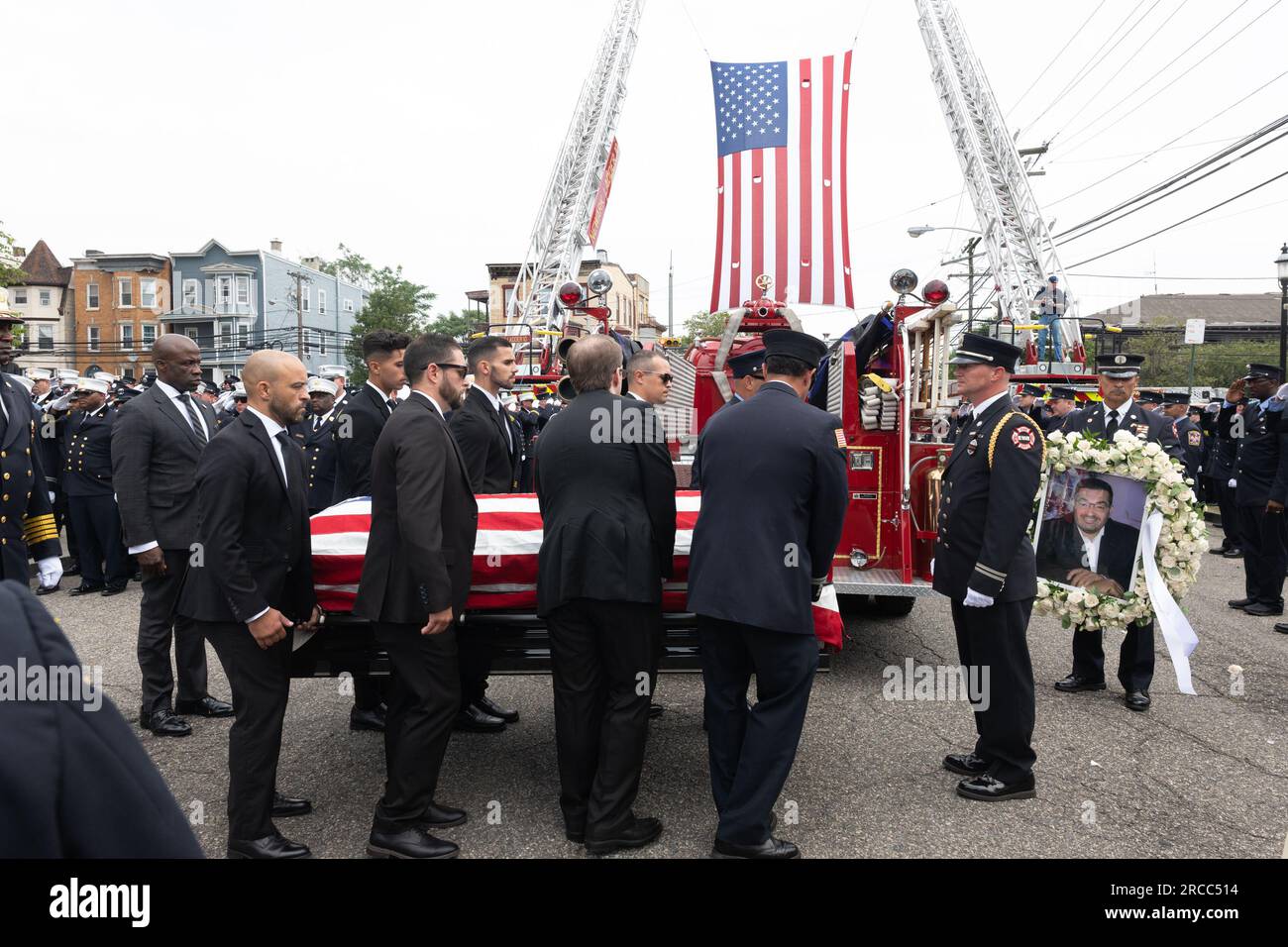 Newark, New Jersey, USA. 13 luglio 2023. I vigili del fuoco e i primi soccorritori provenienti da Newark, New Jersey e dalla regione Mid-Atlantic sono mostrati durante il funerale del pompiere di Augusto Acabou presso la Basilica Cattedrale dei Sacri cuori a Newark, New Jersey Acabou è stato uno dei due vigili del fuoco di Newark morti in servizio nel tentativo di estinguere il fuoco, che ha bruciato per quasi una settimana, sulla nave mercantile italiana a Port Newark a Newark, New Jersey (Credit Image: © Brian Branch Price/ZUMA Press Wire) SOLO PER USO EDITORIALE! Non per USO commerciale! Foto Stock