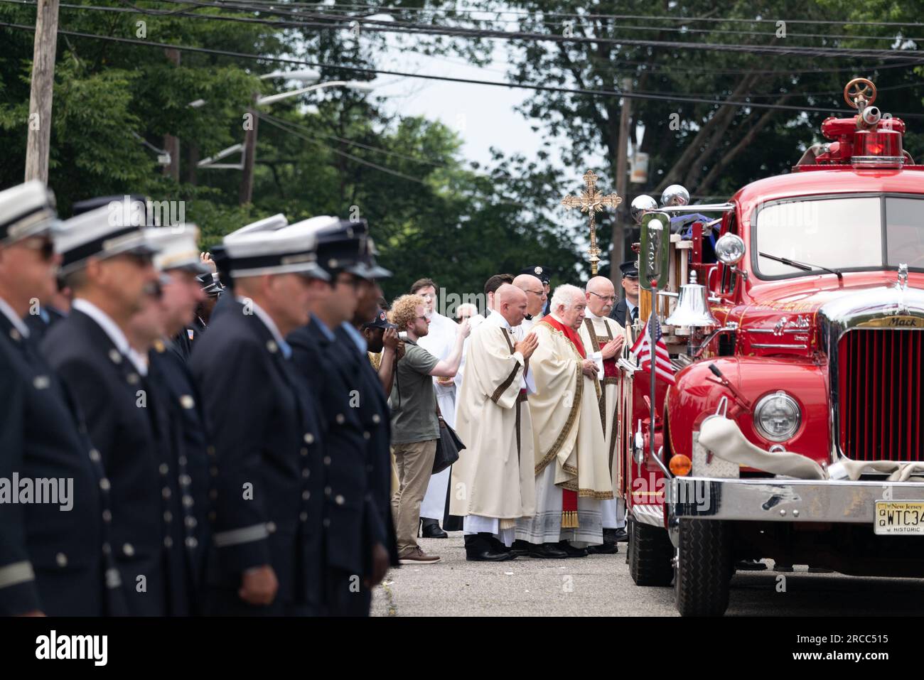 Newark, New Jersey, USA. 13 luglio 2023. I vigili del fuoco e i primi soccorritori provenienti da Newark, New Jersey e dalla regione Mid-Atlantic sono mostrati durante il funerale del pompiere di Augusto Acabou presso la Basilica Cattedrale dei Sacri cuori a Newark, New Jersey Acabou è stato uno dei due vigili del fuoco di Newark morti in servizio nel tentativo di estinguere il fuoco, che ha bruciato per quasi una settimana, sulla nave mercantile italiana a Port Newark a Newark, New Jersey (Credit Image: © Brian Branch Price/ZUMA Press Wire) SOLO PER USO EDITORIALE! Non per USO commerciale! Foto Stock