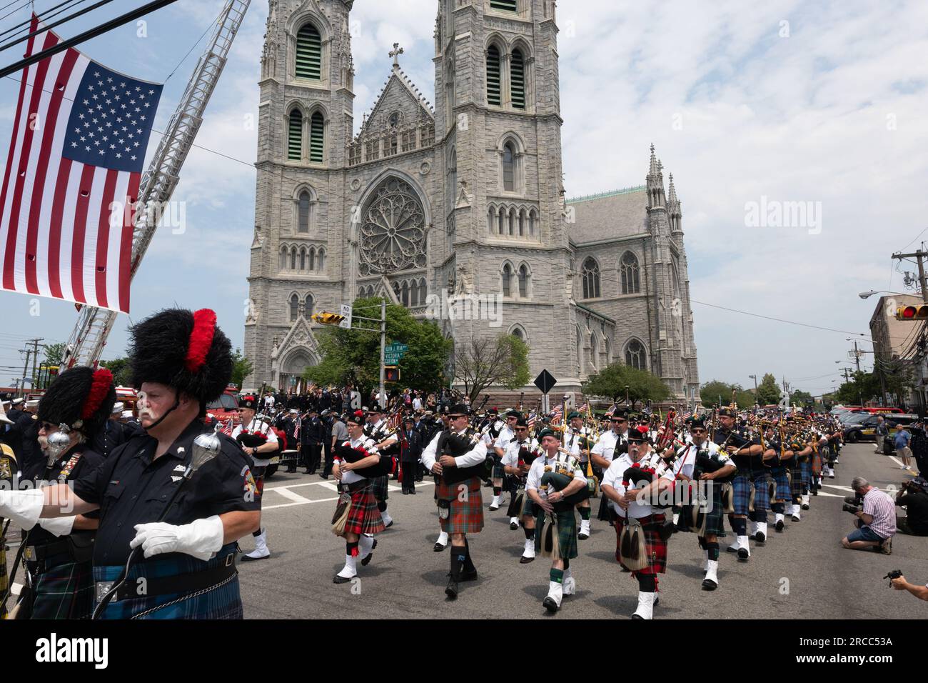 Newark, New Jersey, USA. 13 luglio 2023. La banda di marcia conduce la processione dopo la processione funebre del combattente del fuoco caduto di Newark Augusto Acabou presso la Basilica Cattedrale dei Sacri cuori dopo il suo servizio funebre a Newark, NJ Acabou è stato uno dei due vigili del fuoco di Newark morti in servizio nel tentativo di estinguere il fuoco, che ha bruciato per quasi una settimana, sulla nave mercantile italiana a Port Newark a Newark, New Jersey (Credit Image: © Brian Branch Price/ZUMA Press Wire) SOLO PER USO EDITORIALE! Non per USO commerciale! Foto Stock