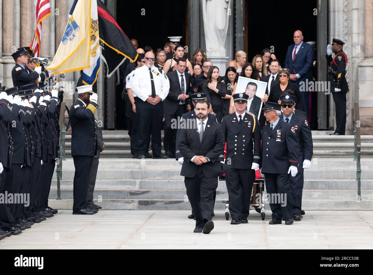Newark, New Jersey, USA. 13 luglio 2023. I vigili del fuoco e i primi soccorritori provenienti da Newark, New Jersey e dalla regione Mid-Atlantic sono mostrati durante il funerale del pompiere di Augusto Acabou presso la Basilica Cattedrale dei Sacri cuori a Newark, New Jersey Acabou è stato uno dei due vigili del fuoco di Newark morti in servizio nel tentativo di estinguere il fuoco, che ha bruciato per quasi una settimana, sulla nave mercantile italiana a Port Newark a Newark, New Jersey (Credit Image: © Brian Branch Price/ZUMA Press Wire) SOLO PER USO EDITORIALE! Non per USO commerciale! Foto Stock