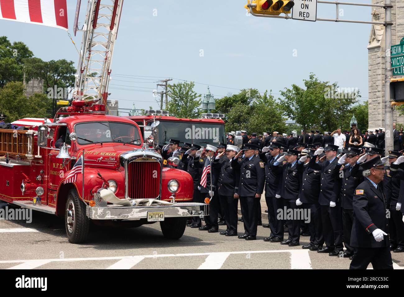 Newark, New Jersey, USA. 13 luglio 2023. I vigili del fuoco e i primi soccorritori provenienti da Newark, New Jersey e dalla regione Mid-Atlantic sono mostrati durante il funerale del pompiere di Augusto Acabou presso la Basilica Cattedrale dei Sacri cuori a Newark, New Jersey Acabou è stato uno dei due vigili del fuoco di Newark morti in servizio nel tentativo di estinguere il fuoco, che ha bruciato per quasi una settimana, sulla nave mercantile italiana a Port Newark a Newark, New Jersey (Credit Image: © Brian Branch Price/ZUMA Press Wire) SOLO PER USO EDITORIALE! Non per USO commerciale! Foto Stock