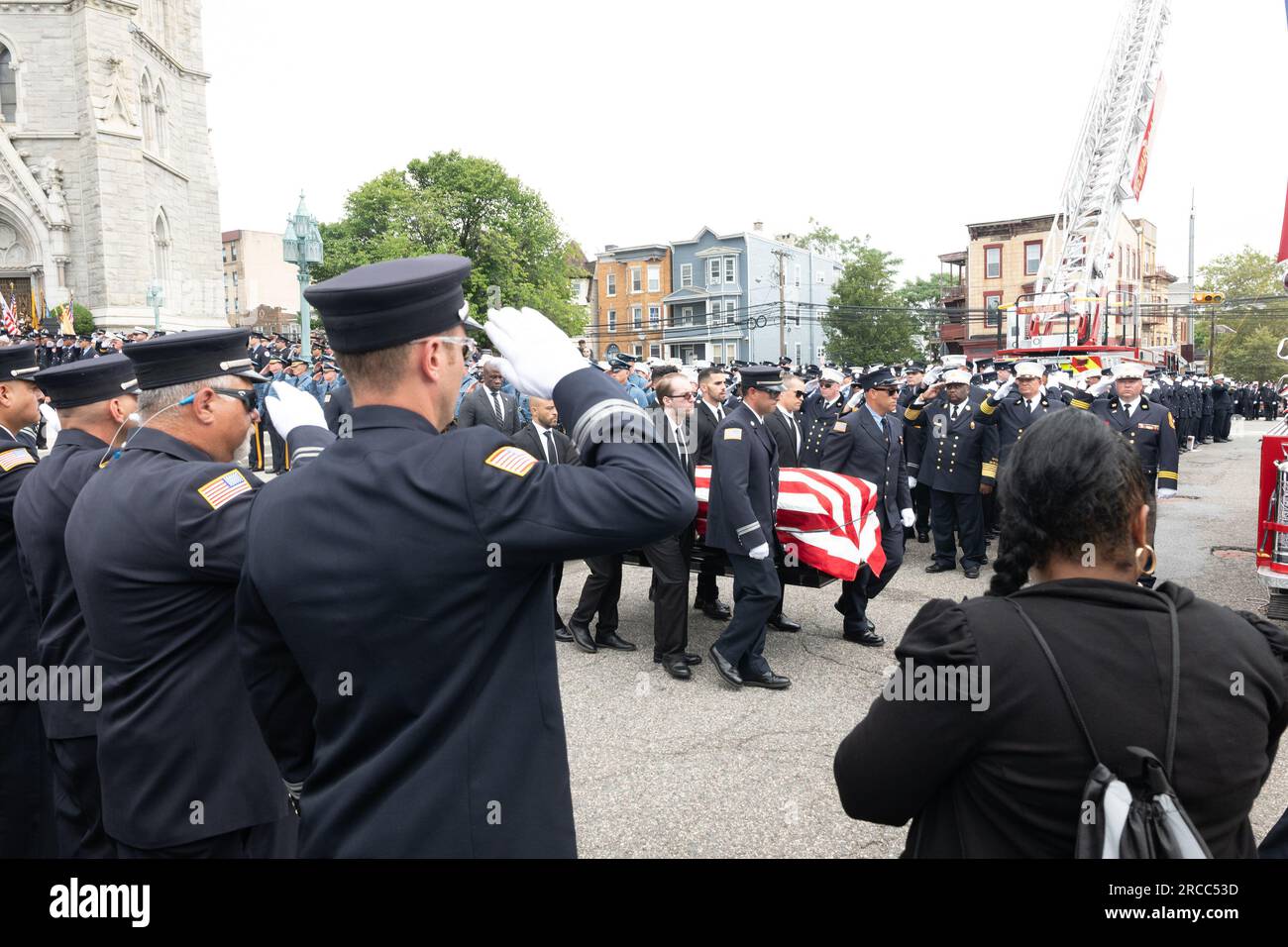 Newark, New Jersey, USA. 13 luglio 2023. I vigili del fuoco e i primi soccorritori provenienti da Newark, New Jersey e dalla regione Mid-Atlantic sono mostrati durante il funerale del pompiere di Augusto Acabou presso la Basilica Cattedrale dei Sacri cuori a Newark, New Jersey Acabou è stato uno dei due vigili del fuoco di Newark morti in servizio nel tentativo di estinguere il fuoco, che ha bruciato per quasi una settimana, sulla nave mercantile italiana a Port Newark a Newark, New Jersey (Credit Image: © Brian Branch Price/ZUMA Press Wire) SOLO PER USO EDITORIALE! Non per USO commerciale! Foto Stock
