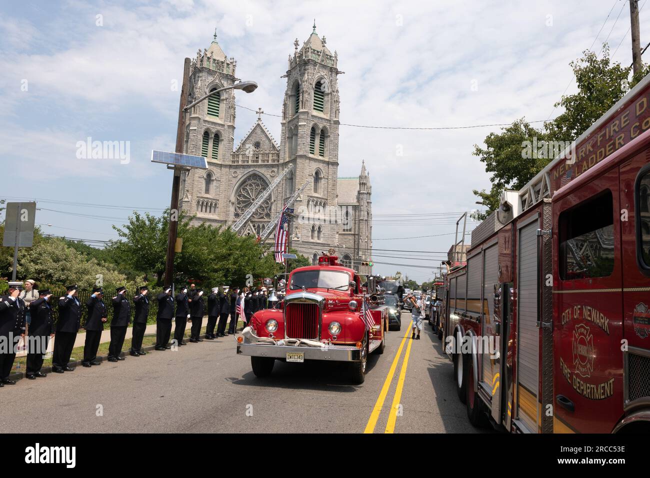 Newark, New Jersey, USA. 13 luglio 2023. I vigili del fuoco e i primi soccorritori provenienti da Newark, New Jersey e dalla regione Mid-Atlantic sono mostrati durante il funerale del pompiere di Augusto Acabou presso la Basilica Cattedrale dei Sacri cuori a Newark, New Jersey Acabou è stato uno dei due vigili del fuoco di Newark morti in servizio nel tentativo di estinguere il fuoco, che ha bruciato per quasi una settimana, sulla nave mercantile italiana a Port Newark a Newark, New Jersey (Credit Image: © Brian Branch Price/ZUMA Press Wire) SOLO PER USO EDITORIALE! Non per USO commerciale! Foto Stock