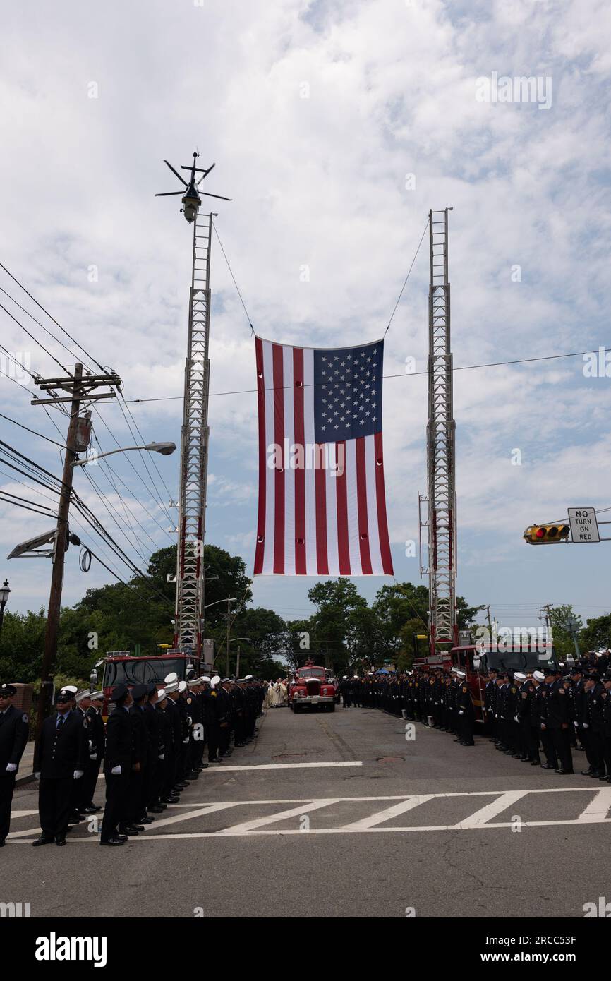 Newark, New Jersey, USA. 13 luglio 2023. I vigili del fuoco e i primi soccorritori provenienti da Newark, New Jersey e dalla regione Mid-Atlantic sono mostrati durante il funerale del pompiere di Augusto Acabou presso la Basilica Cattedrale dei Sacri cuori a Newark, New Jersey Acabou è stato uno dei due vigili del fuoco di Newark morti in servizio nel tentativo di estinguere il fuoco, che ha bruciato per quasi una settimana, sulla nave mercantile italiana a Port Newark a Newark, New Jersey (Credit Image: © Brian Branch Price/ZUMA Press Wire) SOLO PER USO EDITORIALE! Non per USO commerciale! Foto Stock