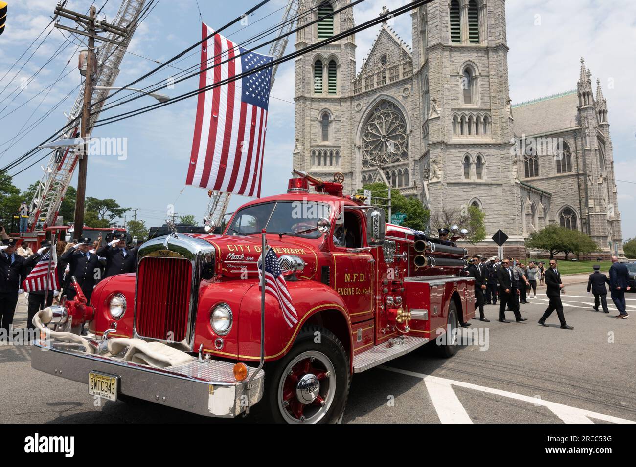 Newark, New Jersey, USA. 13 luglio 2023. I vigili del fuoco e i primi soccorritori provenienti da Newark, New Jersey e dalla regione Mid-Atlantic sono mostrati durante il funerale del pompiere di Augusto Acabou presso la Basilica Cattedrale dei Sacri cuori a Newark, New Jersey Acabou è stato uno dei due vigili del fuoco di Newark morti in servizio nel tentativo di estinguere il fuoco, che ha bruciato per quasi una settimana, sulla nave mercantile italiana a Port Newark a Newark, New Jersey (Credit Image: © Brian Branch Price/ZUMA Press Wire) SOLO PER USO EDITORIALE! Non per USO commerciale! Foto Stock