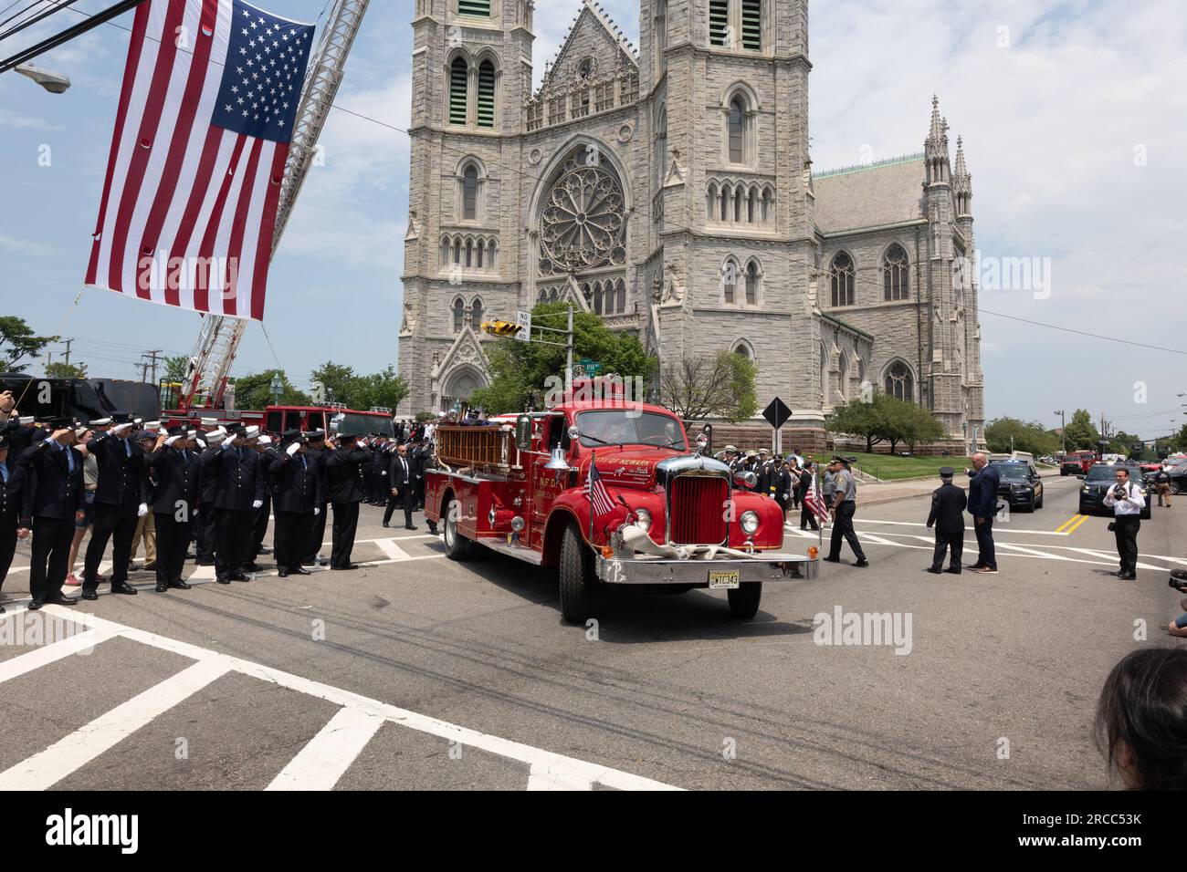 Newark, New Jersey, USA. 13 luglio 2023. I vigili del fuoco e i primi soccorritori provenienti da Newark, New Jersey e dalla regione Mid-Atlantic sono mostrati durante il funerale del pompiere di Augusto Acabou presso la Basilica Cattedrale dei Sacri cuori a Newark, New Jersey Acabou è stato uno dei due vigili del fuoco di Newark morti in servizio nel tentativo di estinguere il fuoco, che ha bruciato per quasi una settimana, sulla nave mercantile italiana a Port Newark a Newark, New Jersey (Credit Image: © Brian Branch Price/ZUMA Press Wire) SOLO PER USO EDITORIALE! Non per USO commerciale! Foto Stock