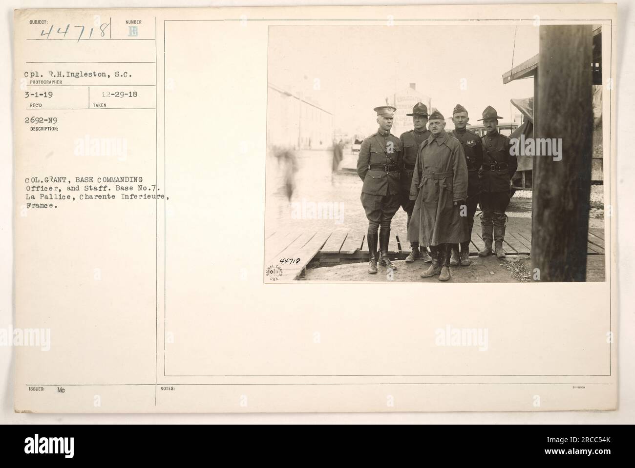 P.H. CPL Ingleston, S.C., scattò questa fotografia il 1 marzo 1919, alla base No. 7 a la Pallice, Charente inferiore, Francia. L'immagine mostra il colonnello Grant, il comandante della base e il suo staff. La fotografia è elencata sotto il numero 44718 nei registri ufficiali. Foto Stock