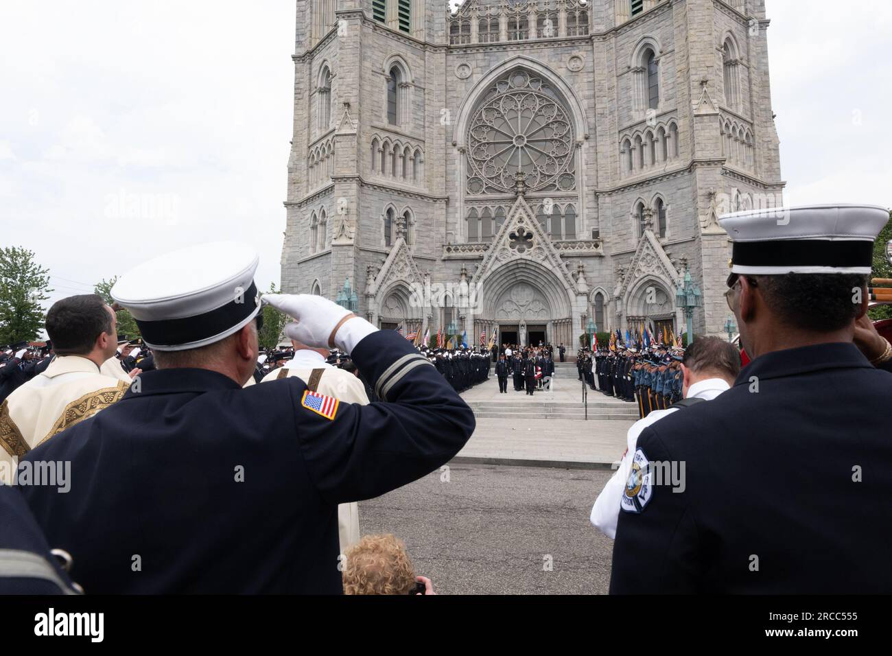 Newark, New Jersey, USA. 13 luglio 2023. I vigili del fuoco e i primi soccorritori provenienti da Newark, New Jersey e dalla regione Mid-Atlantic sono mostrati durante il funerale del pompiere di Augusto Acabou presso la Basilica Cattedrale dei Sacri cuori a Newark, New Jersey Acabou è stato uno dei due vigili del fuoco di Newark morti in servizio nel tentativo di estinguere il fuoco, che ha bruciato per quasi una settimana, sulla nave mercantile italiana a Port Newark a Newark, New Jersey (Credit Image: © Brian Branch Price/ZUMA Press Wire) SOLO PER USO EDITORIALE! Non per USO commerciale! Foto Stock
