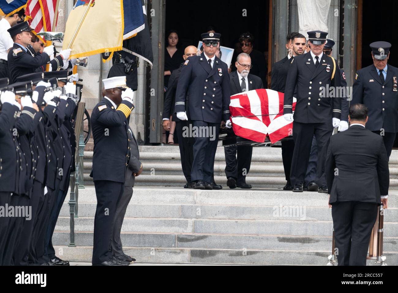 Newark, New Jersey, USA. 13 luglio 2023. Il vigile del fuoco di Newak porta il corpo del loro compagno caduto Augusto Acabou dalla basilica cattedrale dei Sacri cuori dopo il suo servizio funebre a Newark, NJ Acabou è stato uno dei due vigili del fuoco di Newark morti in servizio nel tentativo di estinguere il fuoco, che ha bruciato per quasi una settimana, sulla nave mercantile italiana a Port Newark a Newark, New Jersey (Credit Image: © Brian Branch Price/ZUMA Press Wire) SOLO PER USO EDITORIALE! Non per USO commerciale! Foto Stock