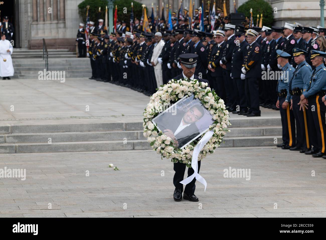 Newark, New Jersey, USA. 13 luglio 2023. I vigili del fuoco e i primi soccorritori provenienti da Newark, New Jersey e dalla regione Mid-Atlantic sono mostrati durante il funerale del pompiere di Augusto Acabou presso la Basilica Cattedrale dei Sacri cuori a Newark, New Jersey Acabou è stato uno dei due vigili del fuoco di Newark morti in servizio nel tentativo di estinguere il fuoco, che ha bruciato per quasi una settimana, sulla nave mercantile italiana a Port Newark a Newark, New Jersey (Credit Image: © Brian Branch Price/ZUMA Press Wire) SOLO PER USO EDITORIALE! Non per USO commerciale! Foto Stock