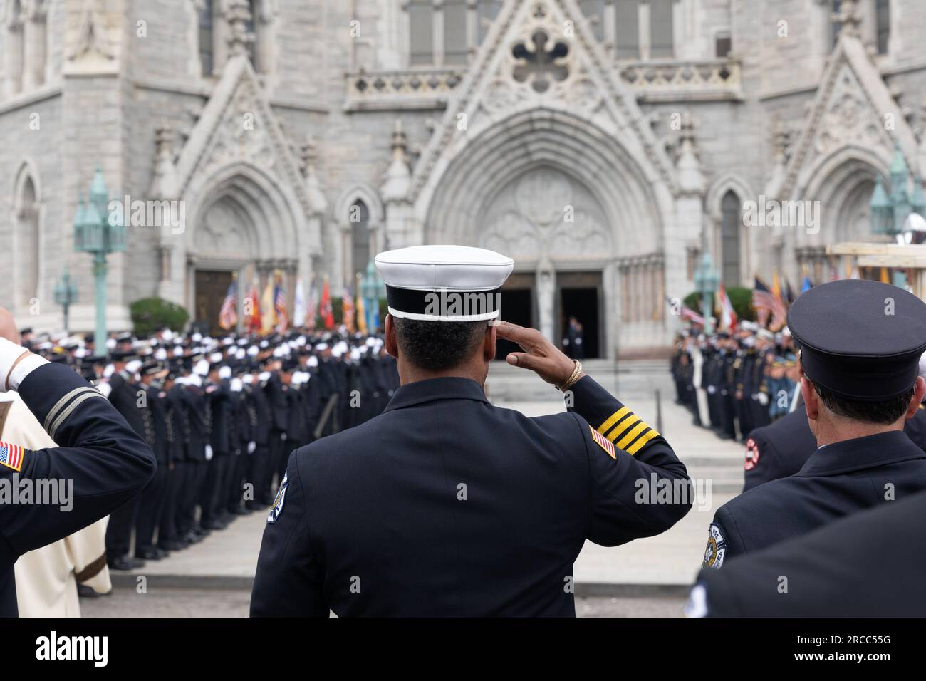 Newark, New Jersey, USA. 13 luglio 2023. I vigili del fuoco e i primi soccorritori provenienti da Newark, New Jersey e dalla regione Mid-Atlantic sono mostrati durante il funerale del pompiere di Augusto Acabou presso la Basilica Cattedrale dei Sacri cuori a Newark, New Jersey Acabou è stato uno dei due vigili del fuoco di Newark morti in servizio nel tentativo di estinguere il fuoco, che ha bruciato per quasi una settimana, sulla nave mercantile italiana a Port Newark a Newark, New Jersey (Credit Image: © Brian Branch Price/ZUMA Press Wire) SOLO PER USO EDITORIALE! Non per USO commerciale! Foto Stock