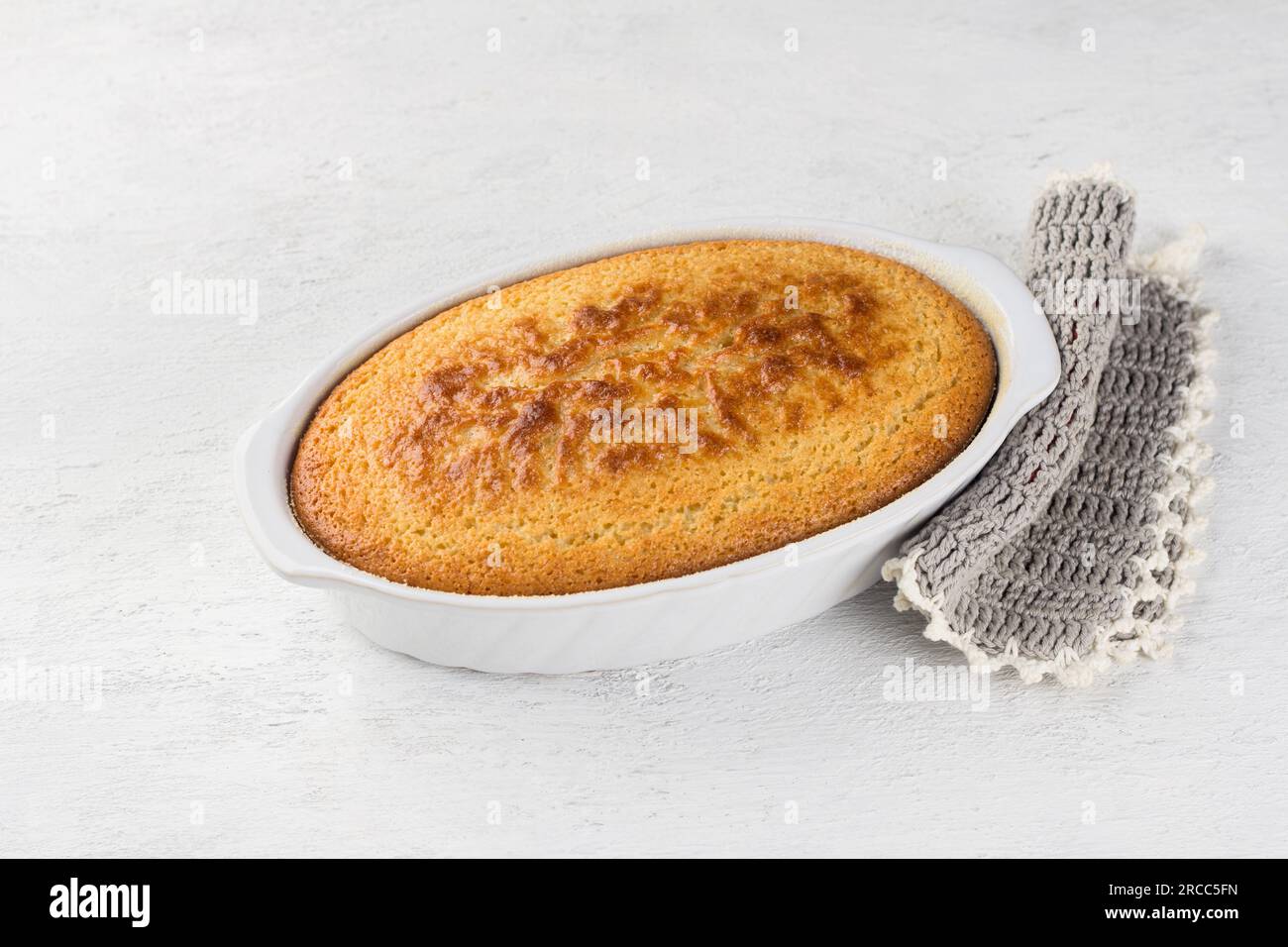 Mannik preparato al momento, torta di semola a forma di sfondo grigio chiaro. Foto Stock