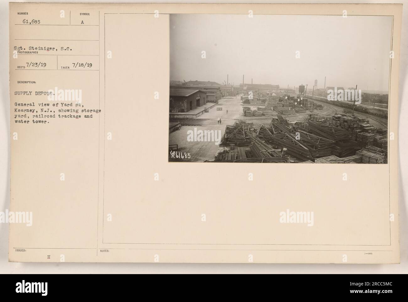 Una fotografia di Yard #1 a Kearney, New Jersey durante la prima guerra mondiale. L'immagine mostra una vista generale del deposito, dei binari ferroviari e della torre dell'acqua. La foto è stata scattata il 18 luglio 1919 dal sergente Steiniger, e la descrizione è stata rilasciata dal fotografo il 23 luglio 1919. Foto Stock