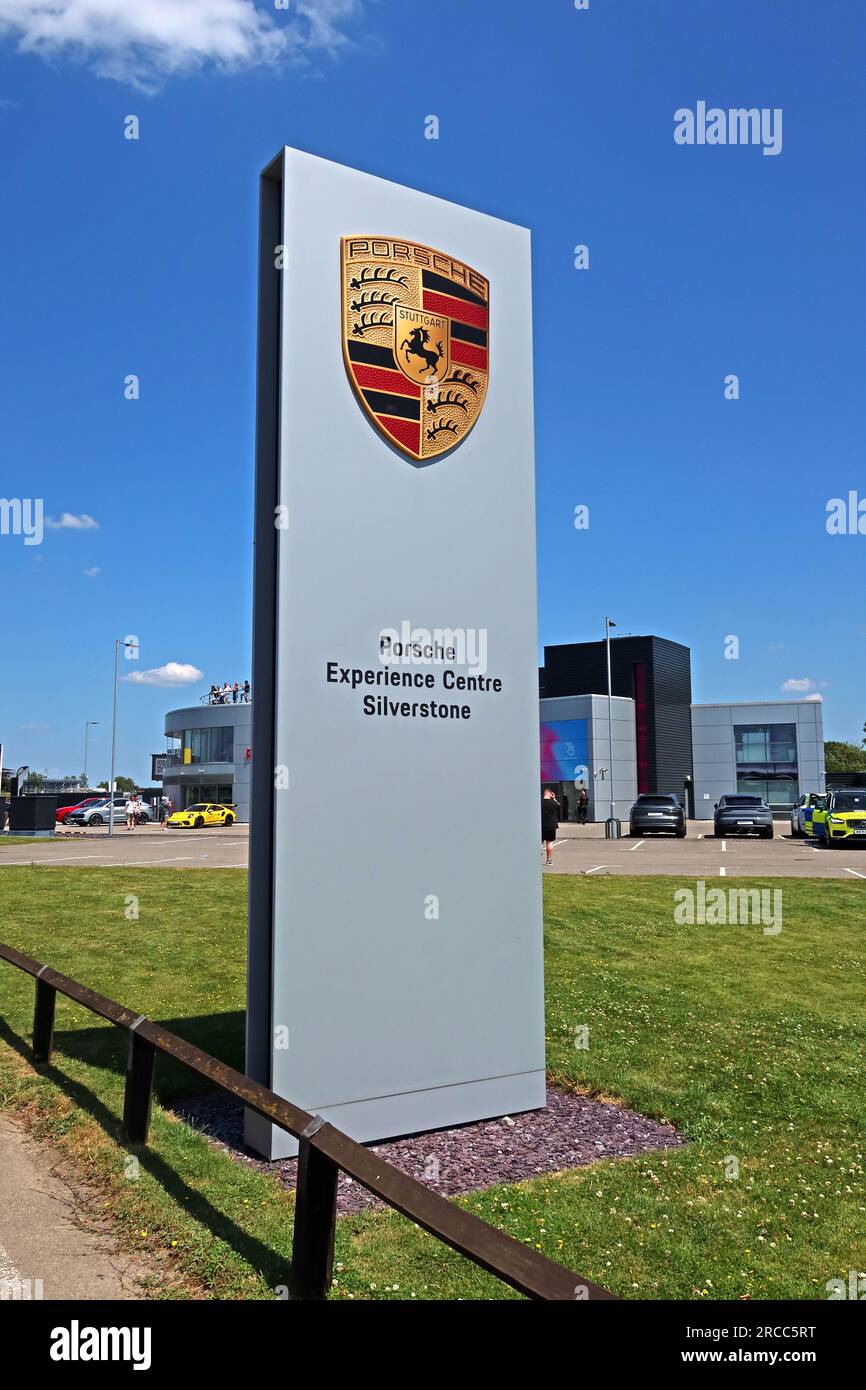 Porsche Experience Centre, circuito di Silverstone, Hangar Straight, Towcester, Northampton, INGHILTERRA, REGNO UNITO, NN12 8GR Foto Stock