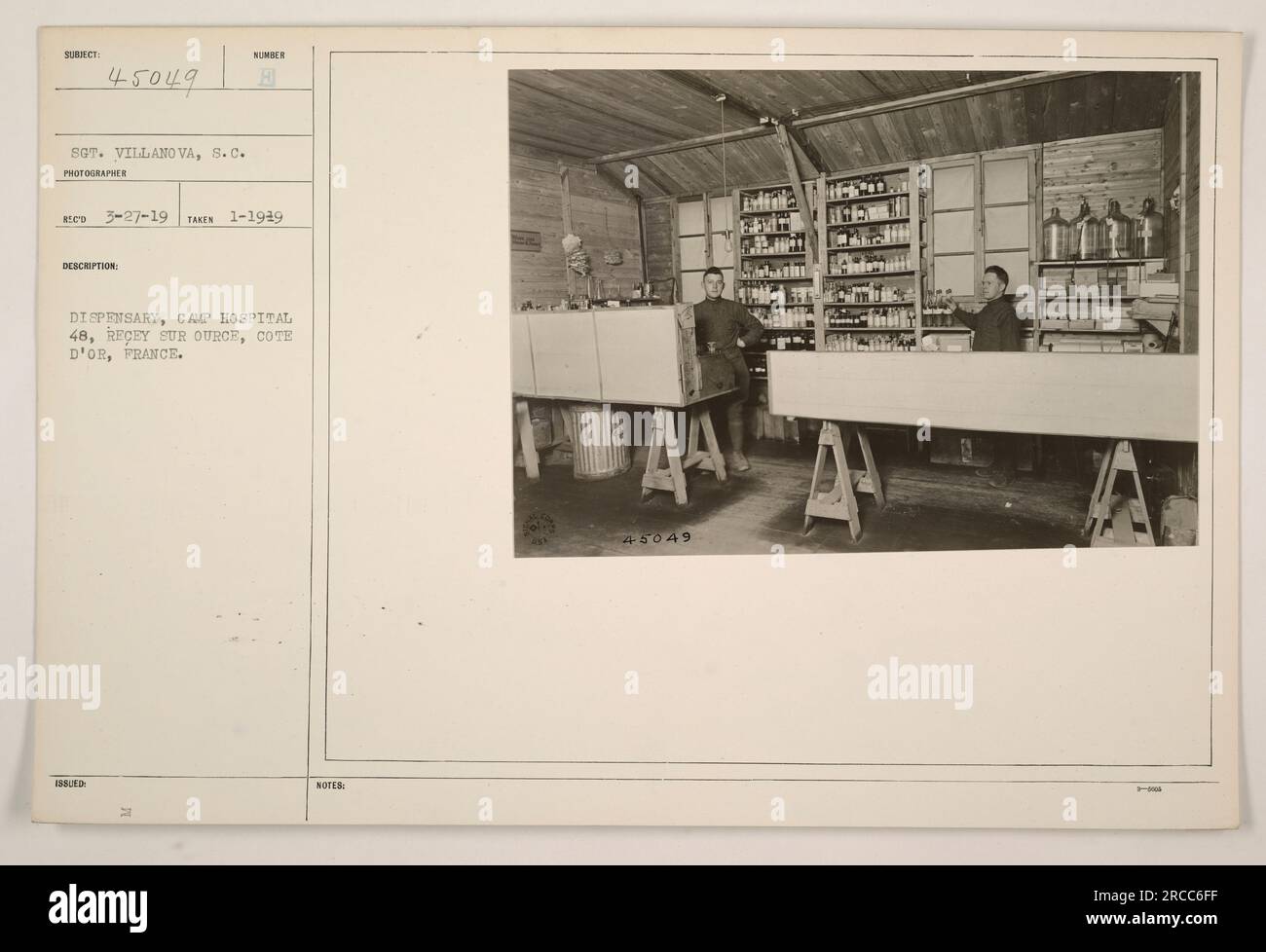 Dispensario presso Camp Hospital 48, situato a Recay Sur Ource, Cote d'Or, Francia. La fotografia mostra il soggetto 45049, il sergente Villanova della S.C., scattato il 1949 gennaio. L'immagine cattura l'edificio numerato e include note di emissione con la dicitura "44 45049". Foto Stock