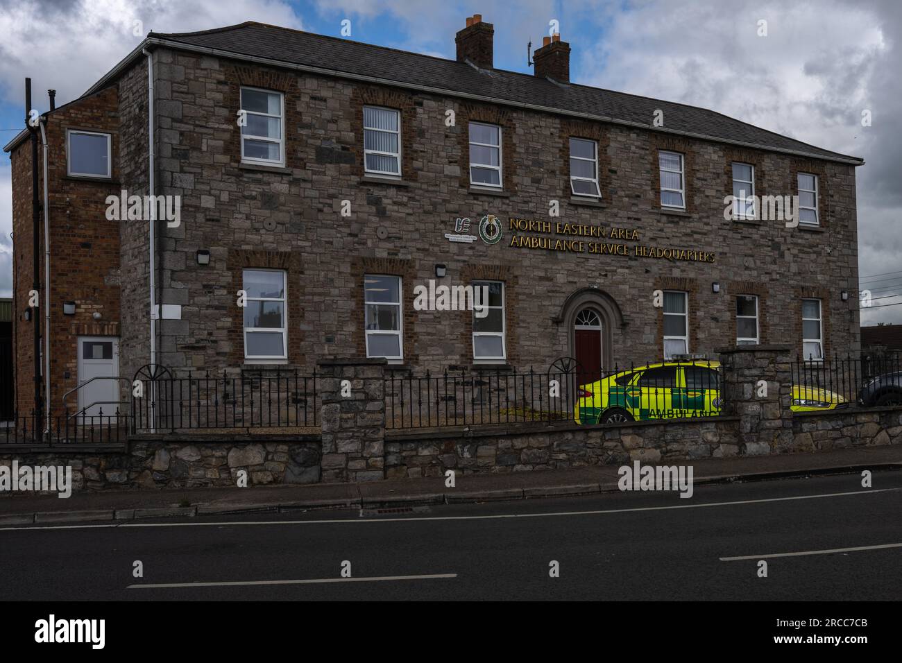 Navan, Contea di Meath, Irlanda, 4 luglio 2023. Vista frontale del quartier generale dell'ambulanza nord-orientale Navan Foto Stock