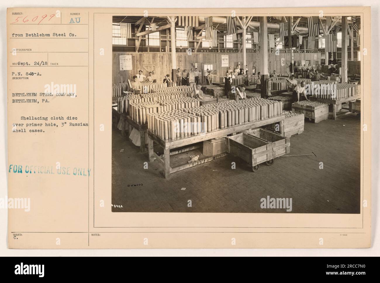 Lavoratori della Bethlehem Steel Company di Betlemme, Pennsylvania, che applicano un disco di tessuto sul foro di fondo delle casse russe da 3'. Questa foto è stata scattata il 24 settembre 1918, con il codice soggetto 56099. È etichettato come "SOLO PER USO UFFICIALE" e contiene un riferimento a questioni e note. Foto Stock
