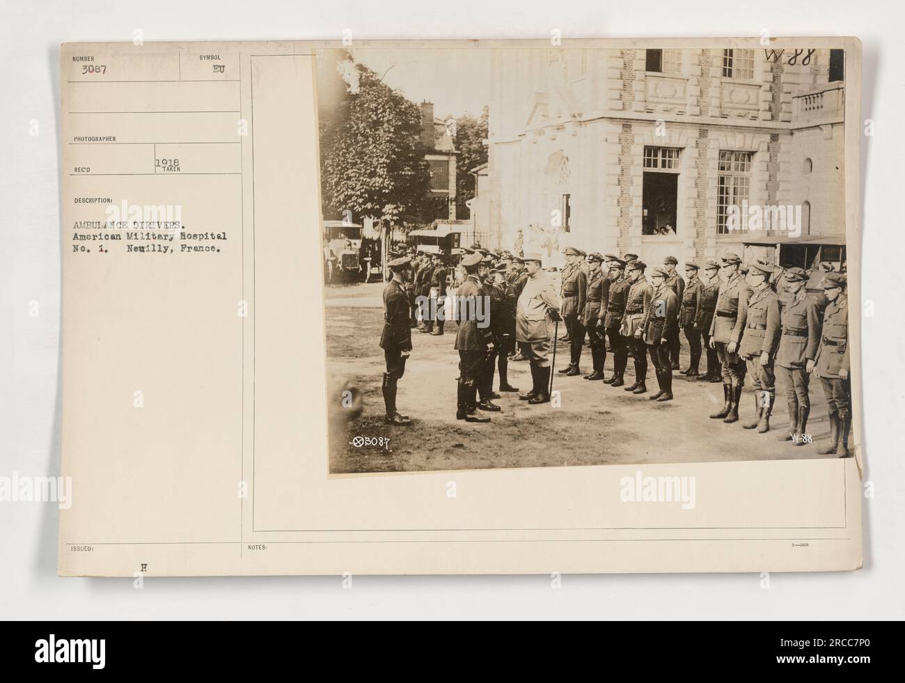 Autisti di ambulanza all'American Military Hospital No. 1 di Neuilly, Francia durante la prima guerra mondiale. La fotografia, scattata nel 1938, mostra i conducenti che si preparano a trasportare soldati feriti. L'immagine fa parte della raccolta Ambulance Service NUMBER 3087 ed è identificata come 111-SC-3087. Foto Stock