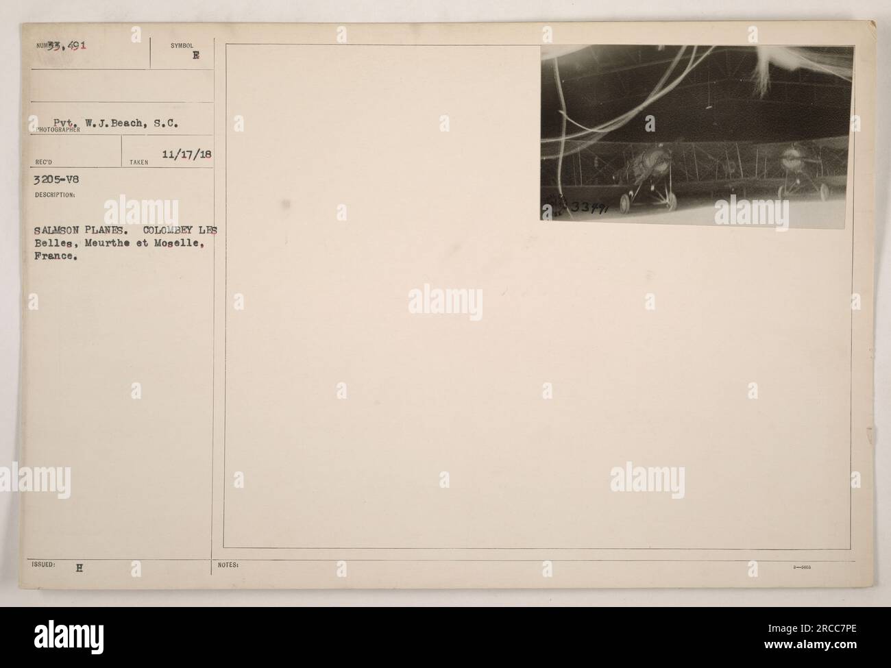 I soldati lavorano sugli aerei Salamander a Colombey-les-Belles, Francia durante la prima guerra mondiale. La foto, scattata da W.J. Beach, mostra l'attività attiva della base militare. Gli aerei su cui si lavora sono identificabili come aerei Salamander. Foto Stock