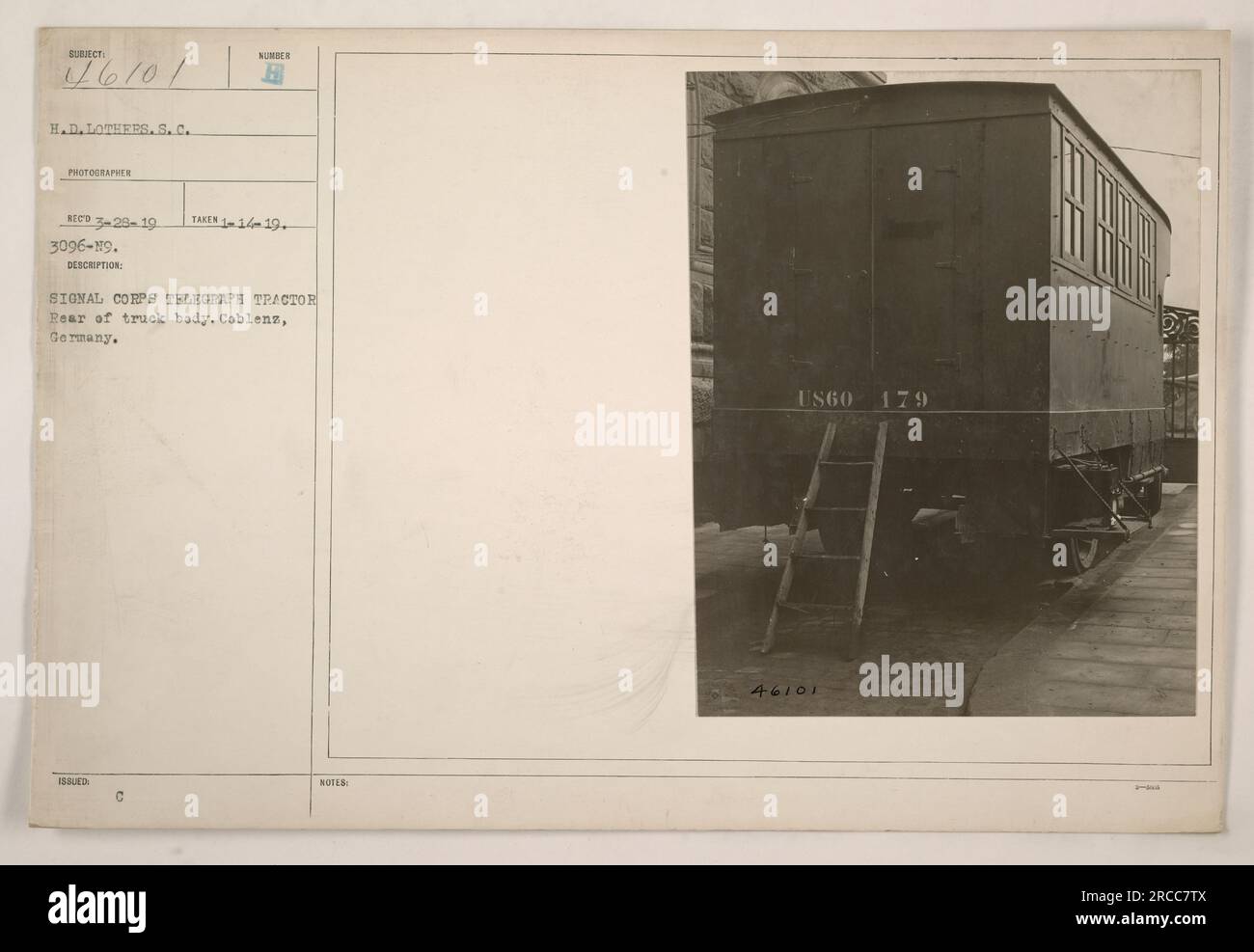 "SIGNAL CORPS TELEGRAPH TRACTOR: Questa immagine cattura la parte posteriore di un cassone utilizzato dal Signal Corps. E' stata presa da H.D. Lothers, fotografo dell'esercito americano, il 28 marzo 1919, a Coblenza, in Germania. Il numero dell'apparecchiatura è B BUD 11419. Il trattore ha facilitato la comunicazione telegrafica per le operazioni militari." Foto Stock