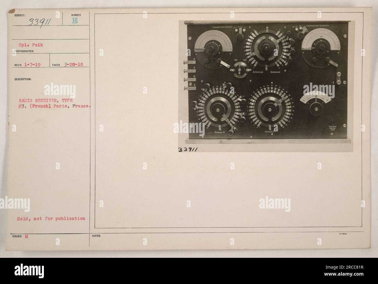 Un soldato americano, il caporale Polk, è visto in questa fotografia scattata dal fotografo Reco il 28 marzo 1918. L'immagine acquisisce CPL. Polk con un ricevitore radio francese Type #3, che è stato rilasciato a Parigi, in Francia. La fotografia fa parte della collezione etichettata 339/1 P Withale C P 06. Foto Stock