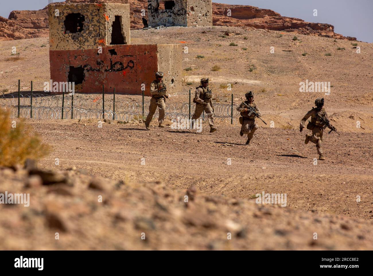 STATI UNITI Marines con 2nd Battalion, 5th Marines, 1st Marine Division, rompe il filo concertina durante Intrepid Maven 23.4, 13 luglio 2023. Intrepid Maven è un esercizio bilaterale tra Stati Uniti Marine Corps Forces, Central Command e forze armate giordane progettate per migliorare l'interoperabilità, rafforzare le relazioni tra partner e nazione negli Stati Uniti Area di responsabilità del comando centrale e migliorare la prontezza delle unità sia individuali che bilaterali. (STATI UNITI Foto del corpo dei Marines del cpl. Khalil Brown) Foto Stock