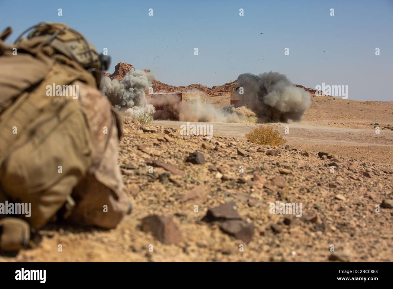STATI UNITI Marines con 2nd Battalion, 5th Marines, 1st Marine Division, rompe il filo concertina durante Intrepid Maven 23.4, 13 luglio 2023. Intrepid Maven è un esercizio bilaterale tra Stati Uniti Marine Corps Forces, Central Command e forze armate giordane progettate per migliorare l'interoperabilità, rafforzare le relazioni tra partner e nazione negli Stati Uniti Area di responsabilità del comando centrale e migliorare la prontezza delle unità sia individuali che bilaterali. (STATI UNITI Foto del corpo dei Marines del cpl. Khalil Brown) Foto Stock