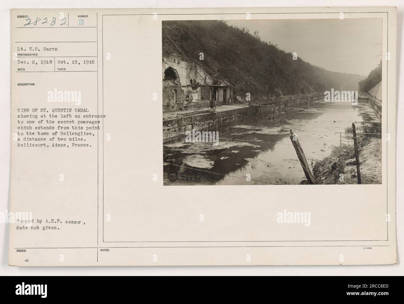 Vista su St Il Canale di Quentin mostra un ingresso ad un passaggio segreto che da questo punto si estende fino alla città di Bellenglise, distante circa due chilometri. Bellicourt, Aisne, Francia. Fotografia scattata dal tenente E.O. Harrs il 2 dicembre 1918 e il 15 ottobre 1918. Foto numero 28232. Passato da A.E.P. censor, data non indicata. Banconote emesse: 8232. Foto Stock