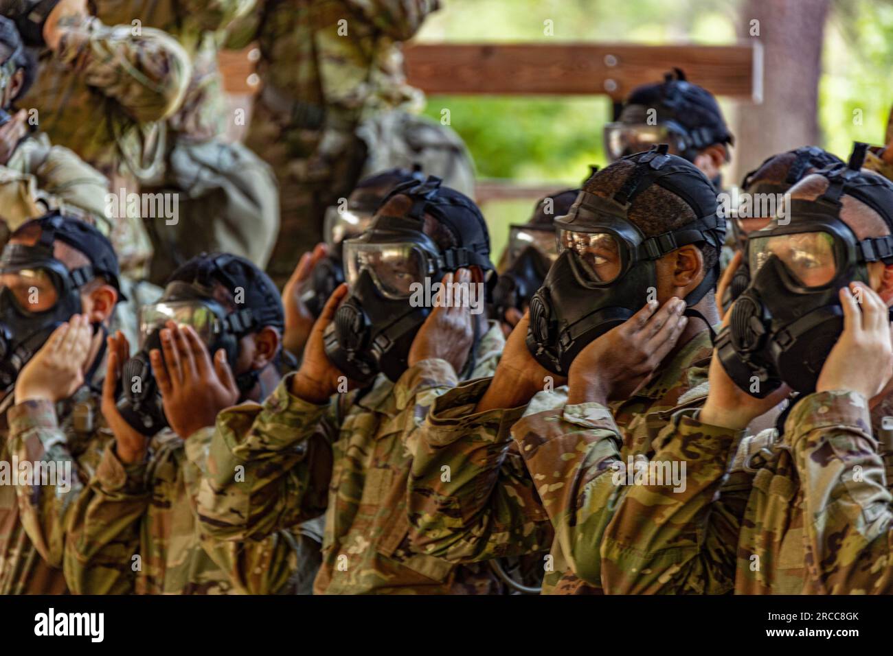 Basic Combat Training, noto anche come "campo di addestramento", è il processo per trasformare i volontari civili in soldati. Nell'arco di 10 settimane, i tirocinanti attraverseranno quattro fasi che coprono i valori fondamentali dell'esercito, l'addestramento fisico, il pronto soccorso, le granate a mano, il percorso a ostacoli, precisione di base del tiro del fucile, navigazione e tre esercizi sul campo separati. L'addestramento di base produce soldati disciplinati, resilienti, fisicamente in forma e competenti nelle loro competenze di base che possono contribuire con successo come membri di una squadra quando arrivano alla loro prima unità di incarico. (Foto dell'esercito DEGLI STATI UNITI di Robin Hicks) Foto Stock