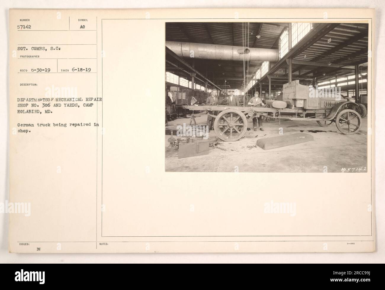 Camion tedesco in riparazione presso l'officina di riparazione meccanica n. 306 e cantieri a Camp Holabird, MD. La fotografia scattata il 18 giugno 1919 dal sergente Combs mostra un camion tedesco su cui si lavora dal negozio numero 57142. Foto Stock