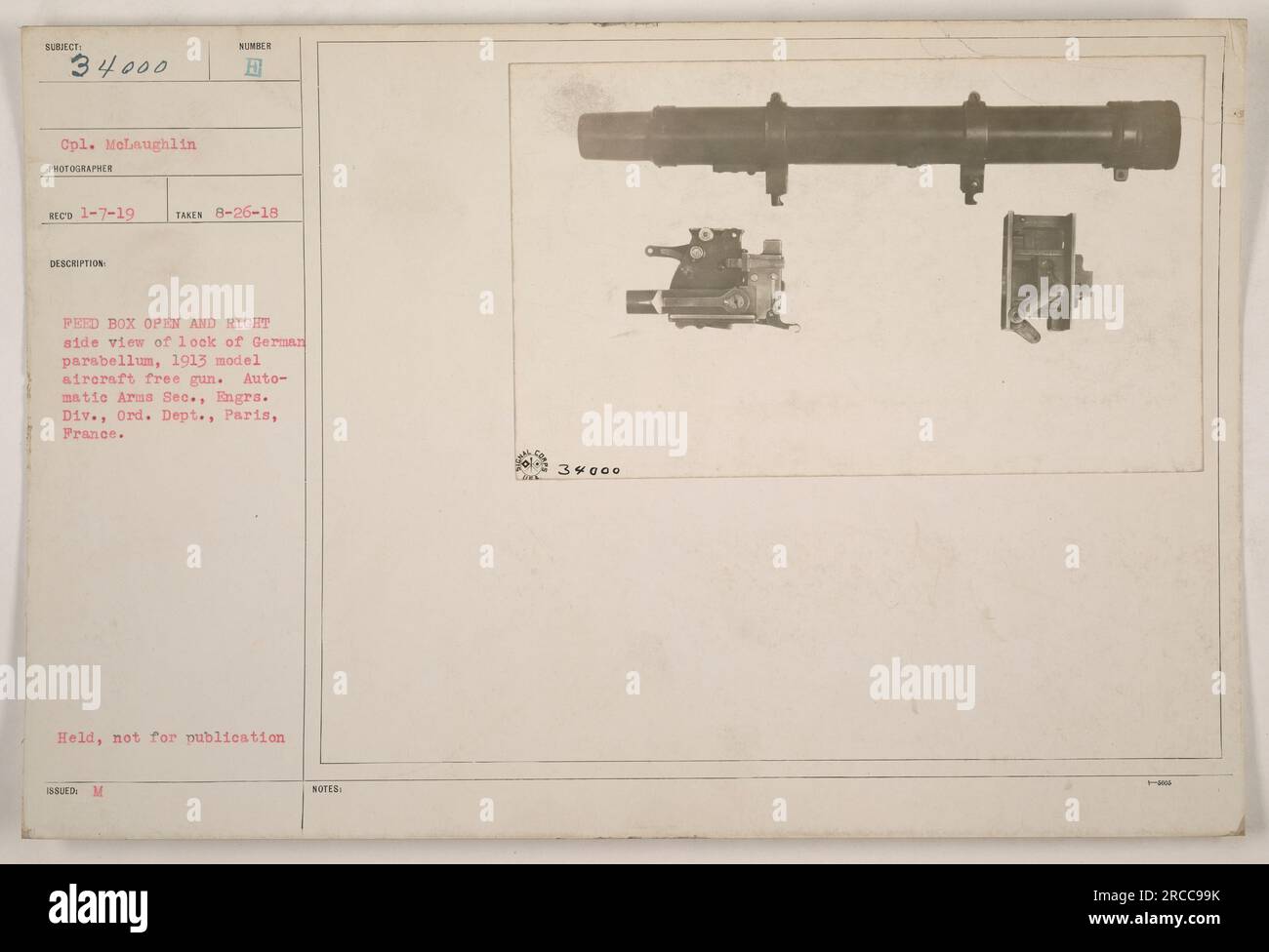 Questa immagine mostra il caporale MeLaughlin che ispeziona un parabellum tedesco, un cannone senza aerei modello 1913. La foto è stata scattata il 26 agosto 1918 a Parigi, in Francia. Questo proviene dalla collezione di fotografie scattate durante la prima guerra mondiale, in particolare dalla sezione armi automatiche della divisione ingegneri, Dipartimento di ordinanza. Non destinato alla pubblicazione. Foto Stock