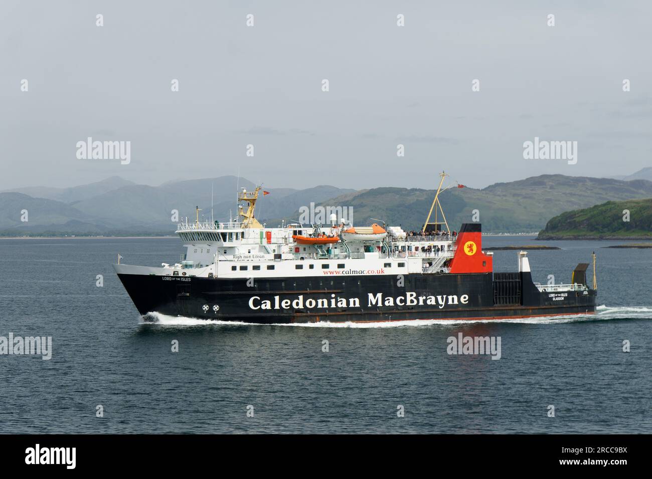 Caledonian MacBrayne, traghetto per auto Lord of the Isles, che lascia il porto di Oban per le Isole Ebridi sulla costa occidentale della Scozia Foto Stock